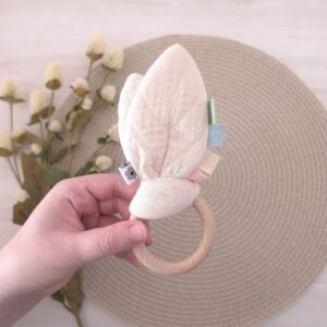 Greifling mit Knisterblatt aus Bio-Baumwolle – Sandbeige