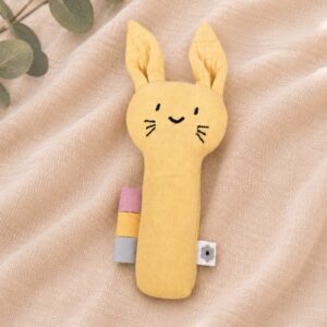 Stoffrassel Hase Sonnengelb – Weiche Babyrassel aus Bio-Baumwolle